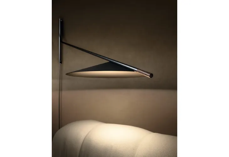 Lampada sottile ed elegante da parete in metallo Glifo Applique di Pentalight