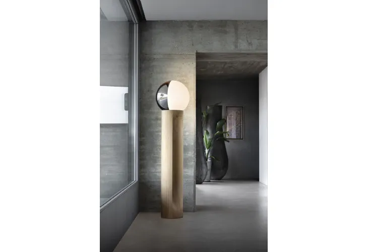 Lampada scultorea da terra in legno di rovere con sfera girevole in vetro bicolore bianco e argento Je Suis di Pentalight