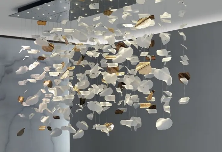 Lampada a sospensione con foglie pendenti di 3 differenti dimensioni in vetro acidato curvato, lavorato artigianalmente con incisioni Leaf di Reflex