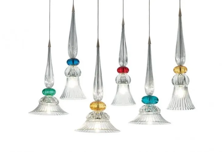 Lampada a sospensione composta da elementi in cristallo trasparente inciso con dettaglio colorato Palazzo Ducale di Reflex