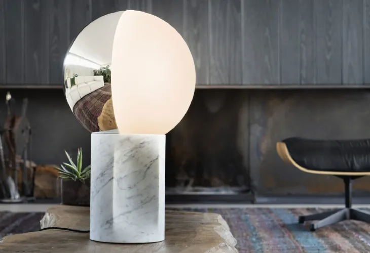 Lampada da tavolo in vetro con base in marmo bianco di Carrara e sfera girevole in vetro bicolore bianco e argento Je Suis di Pentalight