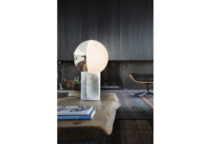 Lampada da tavolo in vetro con base in marmo bianco di Carrara e sfera girevole in vetro bicolore bianco e argento Je Suis di Pentalight