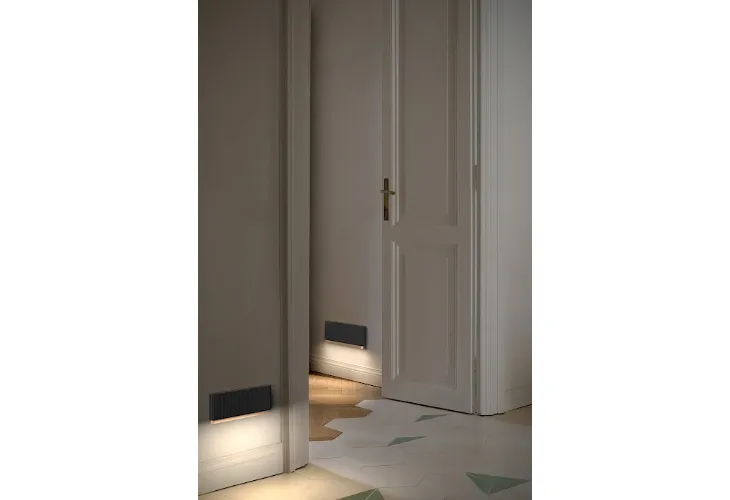 Lampada da parete Pochette realizzata in alluminio di Rotaliana