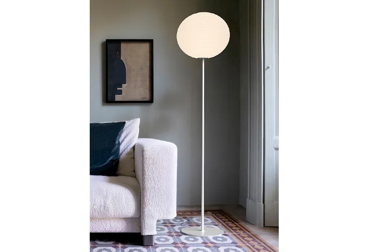 Lampada da terra con diffusore in vetro soffiato caratterizzato da sottili anelli a rilievo Flow Glass di Rotaliana