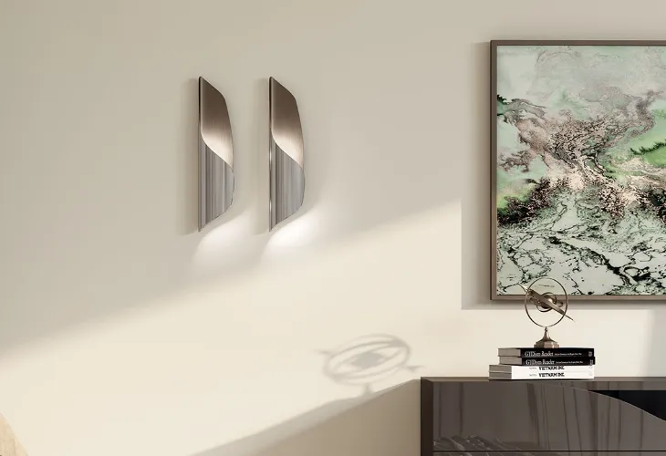 Lampada da parete in acciaio lucido curvato con interno in finitura ottone satinato Segno Applique di Reflex