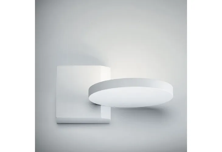 Lampada formata da un parallelepipedo e cerchio in alluminio bianco Spy di Vivida International