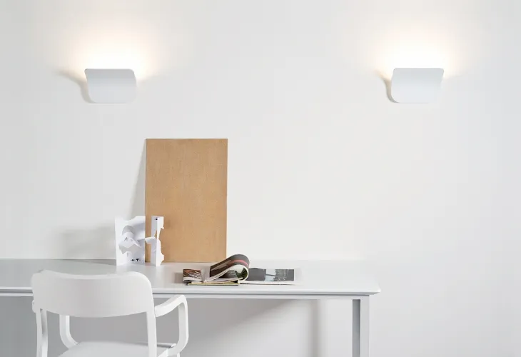 Lampada da parete in alluminio bianco con sottile e sinuosa geometria Tide di Rotaliana