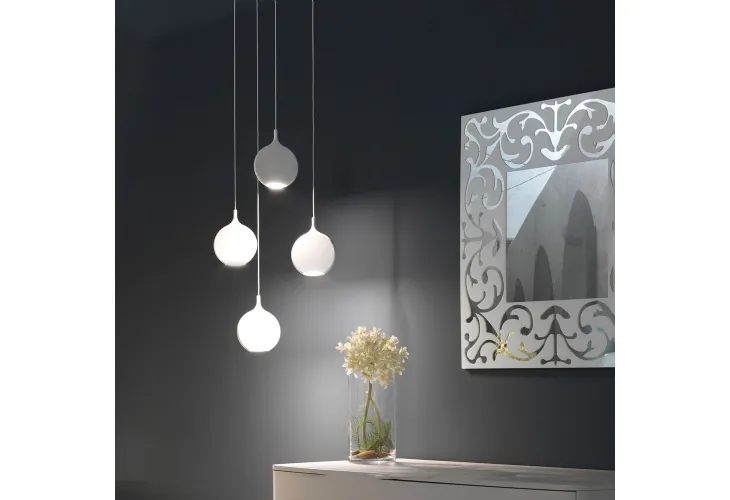 Lampada in alluminio e acrilico bianco composta da gocce pendenti Smash di Vivida International