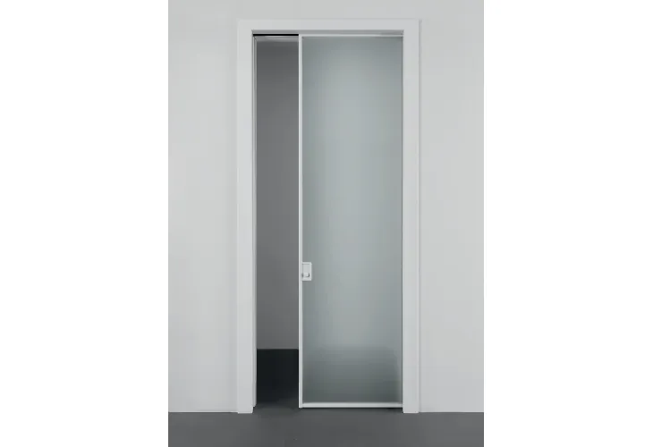 Porta a scomparsa con anta in vetro polvere satinato Beat di Albed
