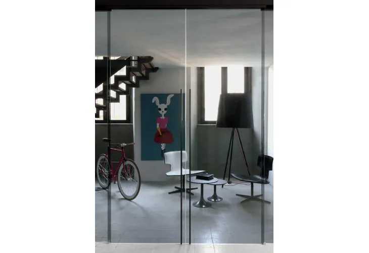 Porta scorrevole con ante in vetro acidato e profili in alluminio nero Dot di Albed