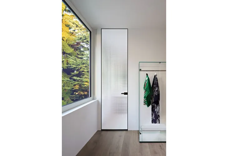 Porta per interni filo muro Sherazade Swing Plain in Vetro con telaio in alluminio di Glas Italia