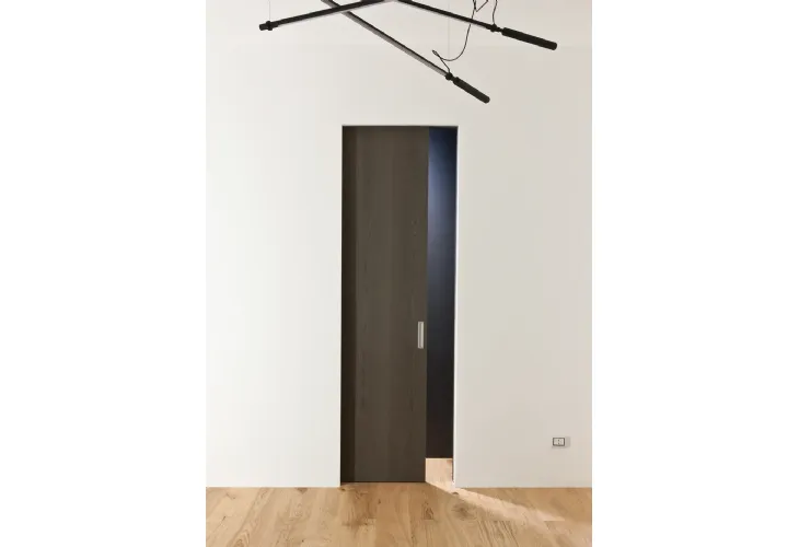 Porta a scomparsa con anta in legno smoky grey Trait di Albed