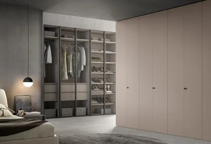Armadio Atelier con anta battente Line in legno laccato e Crystal in vetro fumé di Adok