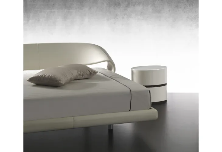 Comodino in legno curvato laccato Bianco Lucido con top in vetro e particolari tra i cassetti in pelle Giulietta-Romeo di Reflex