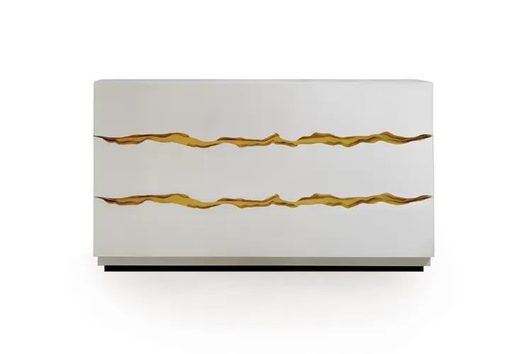 Comò in legno laccato Bianco lucido Impact con decorazione tra i cassetti in oro di Reflex
