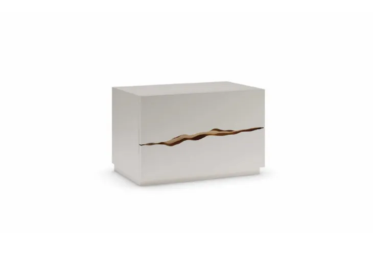Comodino Impact in legno laccato lucido latte con decoro sagomato tra i 2 cassetti in finitura ottone di Reflex
