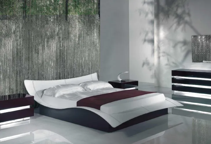 Gruppo Notte in legno laccato Nero lucido con cassetti intervallati da divisori in vetro extrachiaro con luci a LED e top in vetro verniciato Luce di Reflex