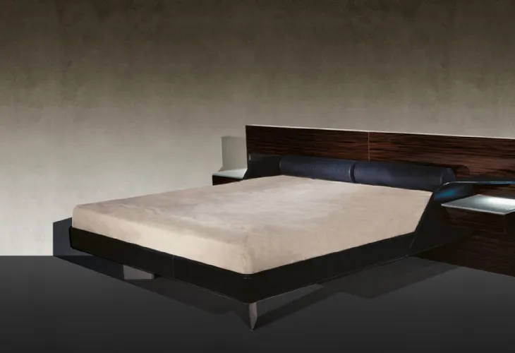 Letto con testiera in legno e giroletto rivestito in pelle Aliante di Reflex