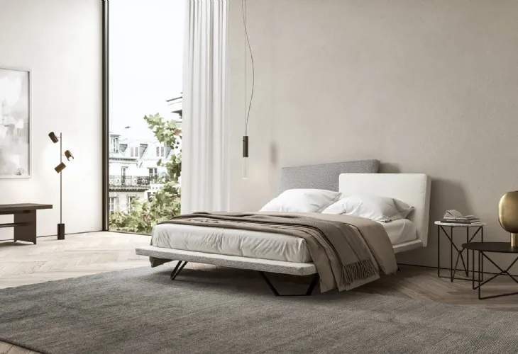 Letto in tessuto con testiera asimmetrica e piedini in metallo Meeting di Presotto
