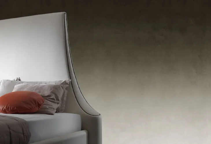 Letto di design con testiera sagomata in pelle e box contenitore Romeo di Reflex