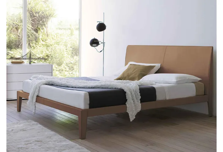 Letto con testiera completamente rivestito in cuoio Slim di Estel