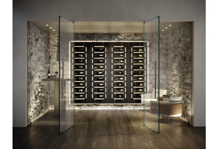 Libreria di design a muro trasformabile in cantina vini, formata da un pannello in LegnoReflex e da mensole in vetro dalla forma prismatica retroilluminate Aurora di Reflex