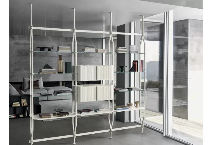 Libreria divisoria Charlotte a soffitto in acciaio laccato con ripiani in cristallo di Bontempi