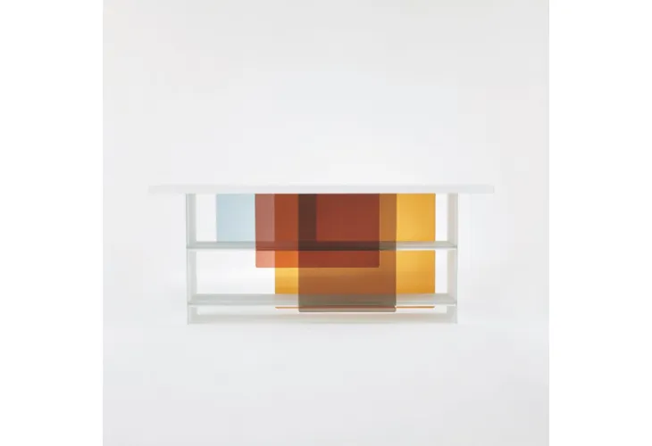Libreria Layers in cristallo extrachiaro opaco bianco con ripiani schermati parzialmente da ante scorrevoli in vetro colorato arancio, rosso e marrone di Glas Italia