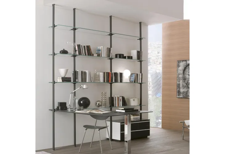 Libreria Liverpool con montanti in metallo e ripiani e scrivania in vetro di Ponti Terenghi