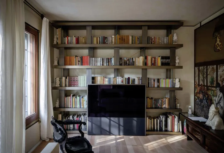 Libreria modulare a incastro con divisori in vetro bronzo e ripiani in legno finitura bronzo Tango T di Reflex