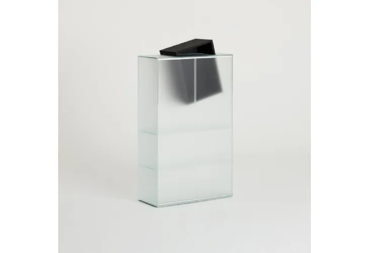 Madia Alta con ante scorrevoli in cristallo acidato con vano porta oggetti in Rovere Nero Drift di Glas Italia