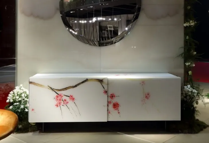 Madia a due ante scorrevoli con struttura in legno e rivestimento esterno in vetro acidato con stampa artistica Hanami Buffet Reflex