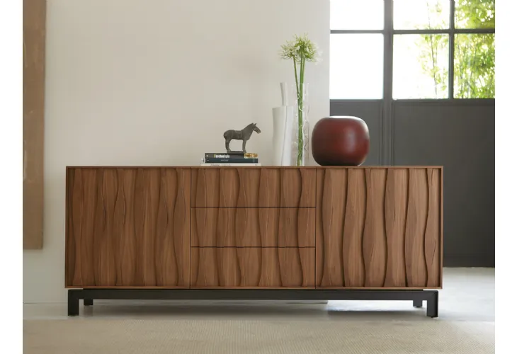 Credenza in legno massello con decorazione frontale e base in metallo Masai di Porada