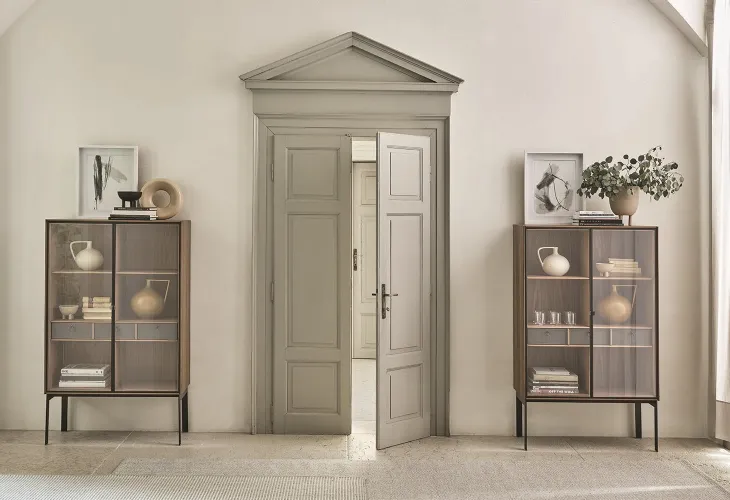 Madia Alta in legno con ante in vetro e base in metallo Matics 2 door di Porada