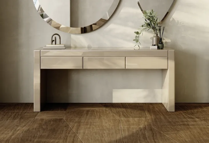 Consolle con struttura in legno laccato lucido, dotata di 3 cassetti con top e frontali con applicazioni in vetro bisellato verniciato Avantgarde Long di Reflex