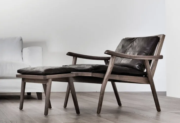 Poltroncina in pelle con struttura in legno noce Fast di Vibieffe