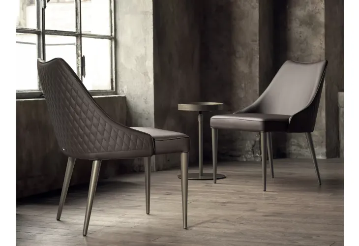Poltroncina Clara in ecopelle con base in acciaio laccato di Bontempi