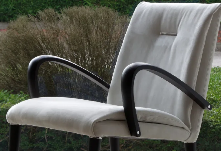 Poltroncina in tessuto con braccioli sagomati in legno Soft di Reflex