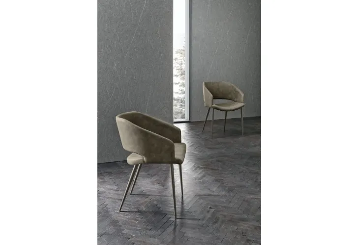 Sedia con braccioli Arisa poltroncina in ecopelle vintage e struttura in metallo fango di Sedit