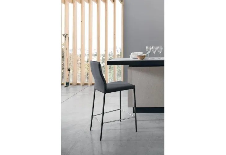 Sgabello Diva in tessuto con struttura in metallo antracite di Sedit