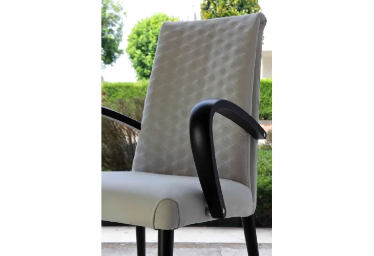 Sedia in tessuto trapuntato con gambe e braccioli in legno di Rovere Beluga Soft Emerald di Reflex