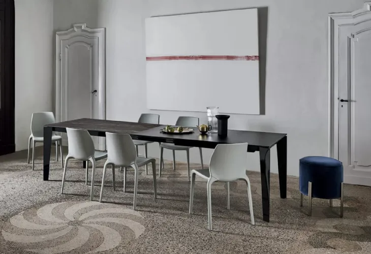Tavolo allungabile Cruz XXL con top in SuperMarmo e base in acciaio laccato di Bontempi