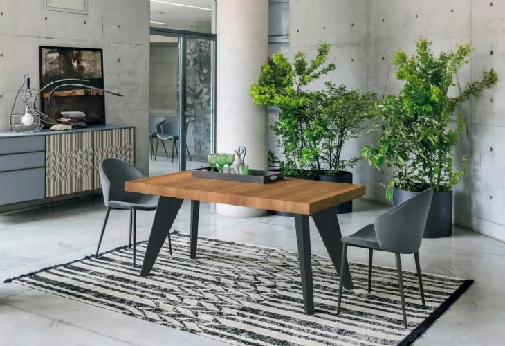 Tavolo allungabile Boston con piano in materico rovere nodato chiaro e struttura in rovere carbone di Sedit