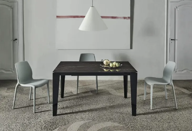 Tavolo allungabile Cruz XXL con top in SuperMarmo e base in acciaio laccato di Bontempi