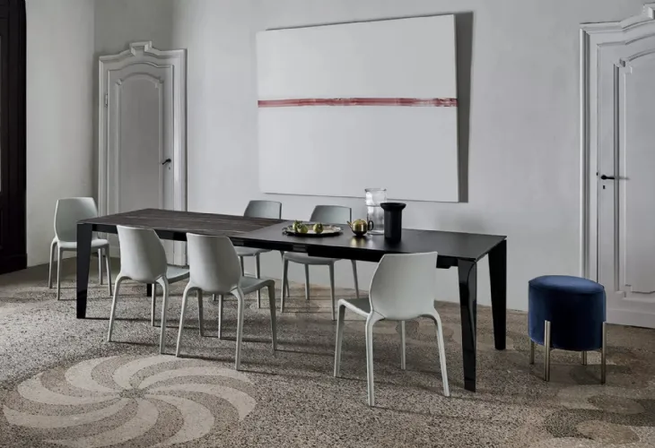 Tavolo allungabile Cruz XXL con top in SuperMarmo e base in acciaio laccato di Bontempi