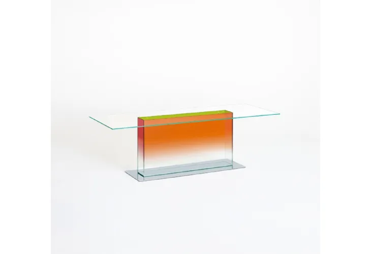 Tavolo rettangolare Donald con top in cristallo e base in acciaio sormontata da un volume in cristallo trasparente colorato di Glas Italia