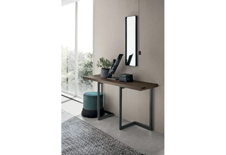 Tavolo allungabile Giravolta Consolle con piano in materico Noce Ambra e struttura in metallo di Sedit