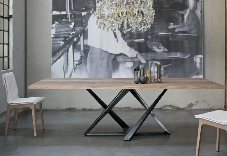 Tavolo Millennium con piano in legno e base in acciaio laccato di Bontempi