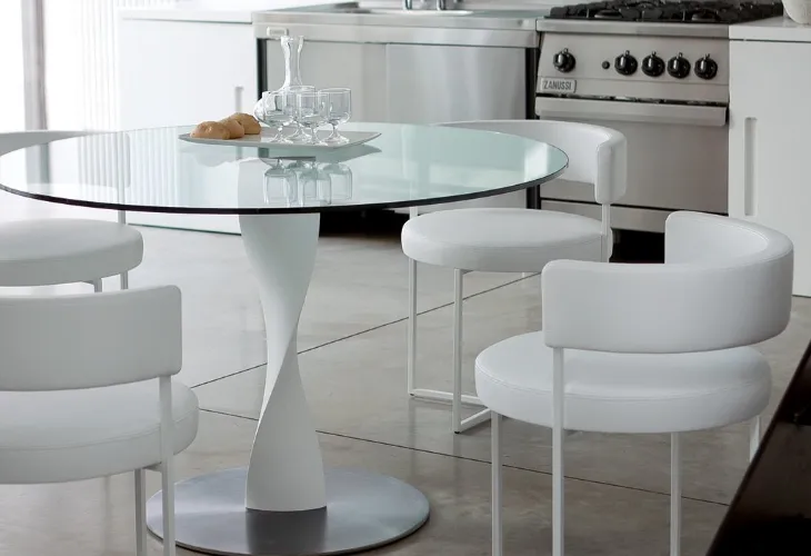 Tavolo rotondo con piano in cristallo e base in legno massello laccato bianco Spin di Porada