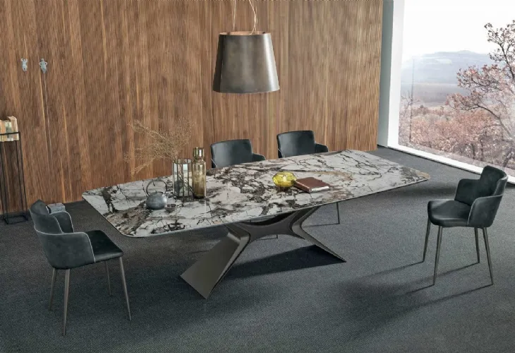 Tavolo Sail con piano in ceramica urban marble lucido con struttura in metallo antracite di Sedit